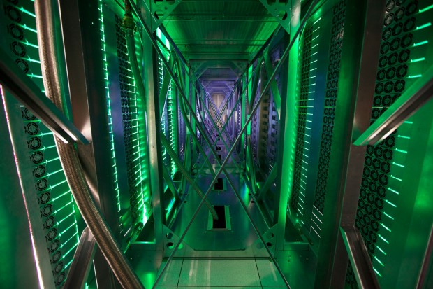 Die Fotografien von Googles Rechenzentren vor und nach der Bearbeitung (Bild: Connie Zhou/Google)